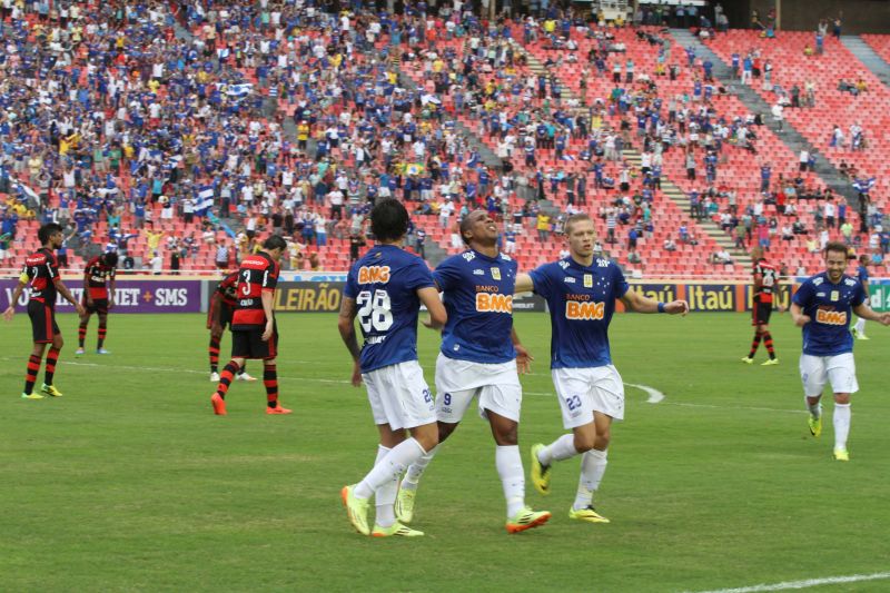 Borges comemora seu gol contra o Flamengo junto com Ricardo Goulart (à esquerda) e Marlone | Cleiton Borges / Correio de Uberlandia