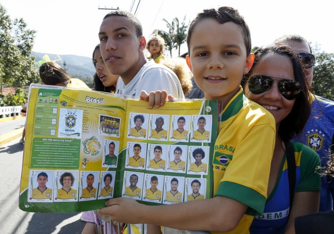 Torcedores acompanham a chegada da seleção brasileira à Granja Comary | 