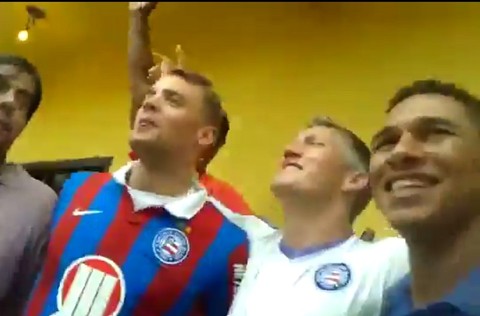 Goleiro e meia da Alemanha pulam e cantam com torcedores da Bahia Neuer e Schweinsteiger cantam hino do Bahia na concentração | Reprodução / Youtube