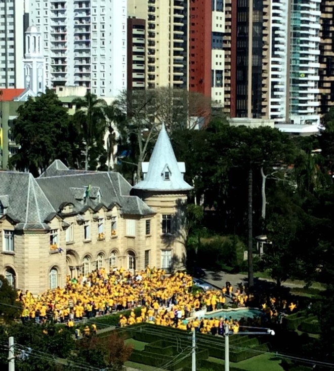 Australianos concentrados em frente do Castelo do Batel |