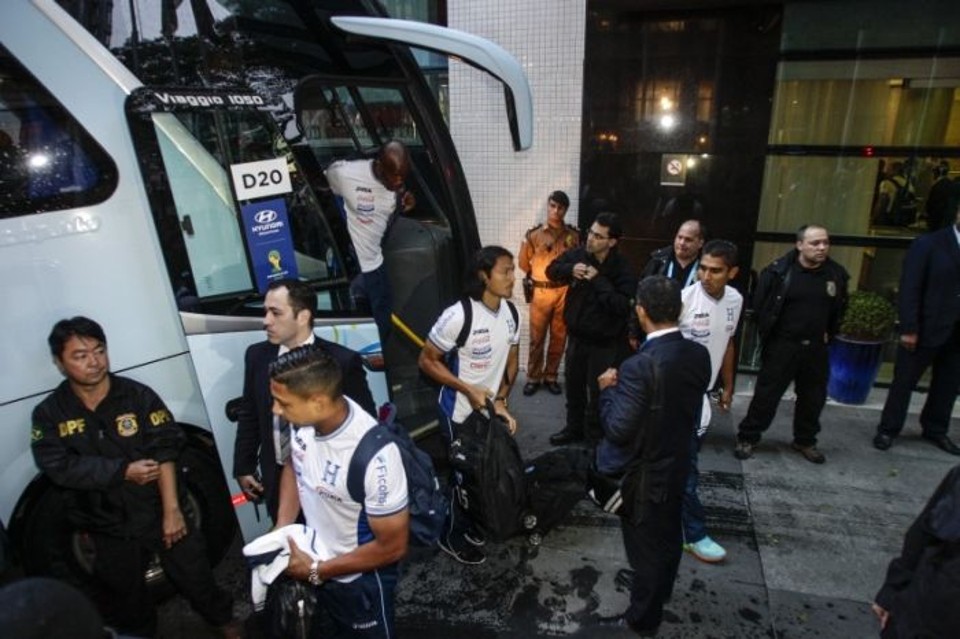 Delegação de Honduras chega a hotel em Curitiba | Daniel Castellano / Gazeta do Povo