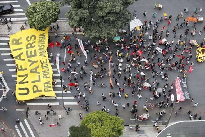 Em Belo Horizonte, o protesto de 400 pessoas começou bem, mas terminou em quebra-quebra |