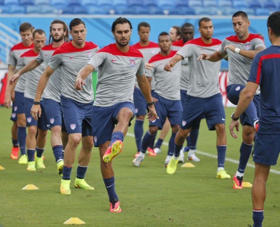 Jogadores da seleção dos EUA fazem o reconhecimento do campo da Arenas das Dunas, onde enfrentam Gana | EFE / Kamil Krzaczynski