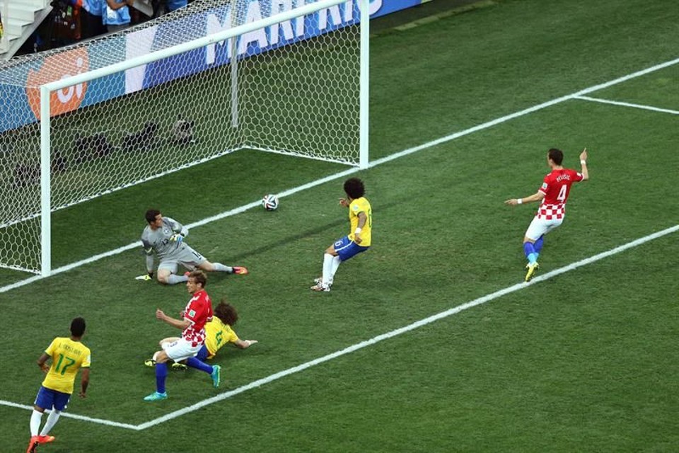 Marcelo marca gol contra na partida com a Croácia na vitória do Brasil na estreia da Copa | EFE