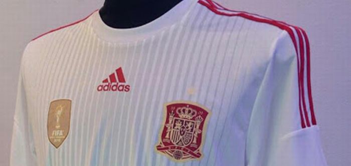 Espanha teve de providenciar a camisa branca para jogar na estreia da Copa | Reprodução