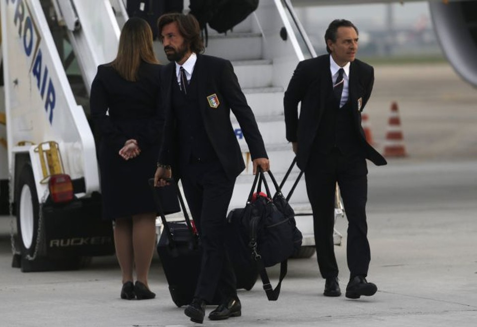 Meia Pirlo e o técnico Cesare Prandelli desembarcam com a delegação da Itália no Aeroporto do Galeão, no rio | Sério Moraes / Reuters