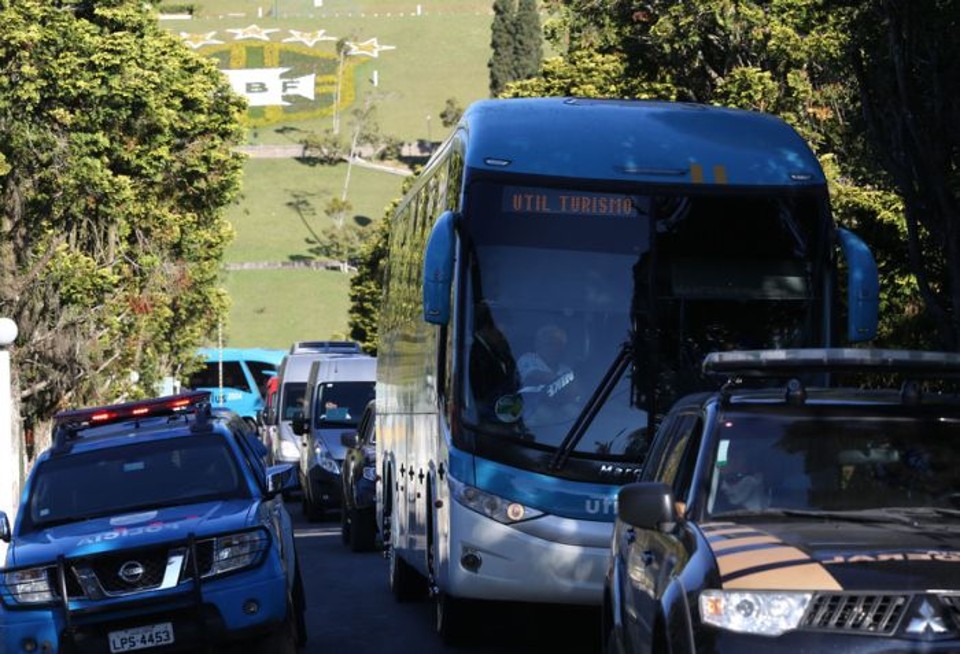 Ônibus da seleção deixou a Granja Comary durante a tarde com destino a São Paulo, onde joga amistoso nesta sexta (6) | Mowa Press