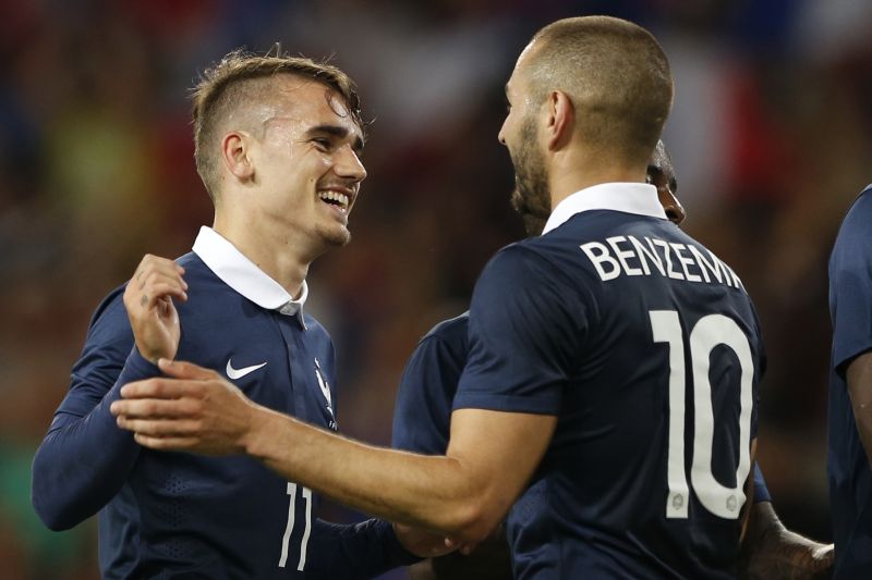 Griezmann e Benzema, que marcou três gols, comemoram a vitória da França no último amistoso antes da Copa | Pascal Rossignol/Reuters