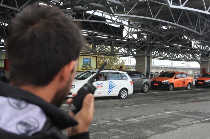 Com rádios, taxistas de São José querem impedir concorrentes de trabalharem no aeroporto | Ivonaldo Alexandre/ Gazeta do Povo