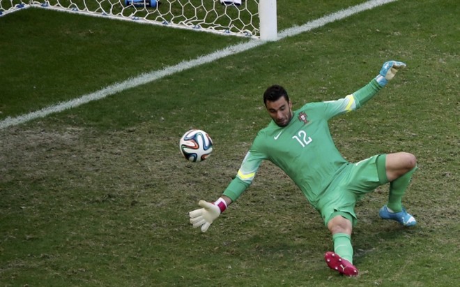 O goleiro português Rui Patricio não conseguiu impedir o gol de Thomas Mueller, da Seleção Alemã |