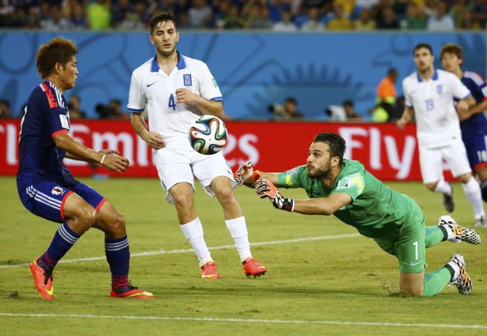 Goleiro Orestis Karnezis, da Grécia, faz boa defesa em ataque japonês | Reuters