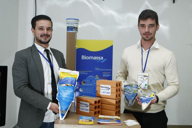 Rafael do Valle e Henrique Cesar, da Biomassa. Produto pronto rende 20 vezes mais do que o cimento e gera economia de até 40% |