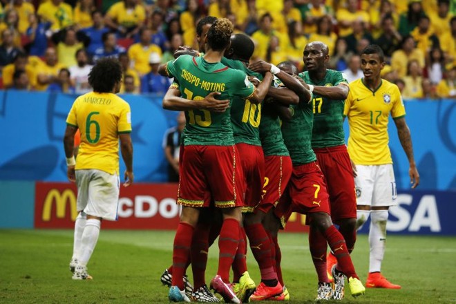 Jogadores de Camarões comemoram o gol de Matip contra a seleção brasileira |
