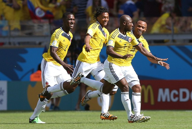 Colombianos comemoram gol de Pablo Armero, o primeiro da seleção da Colômbia |