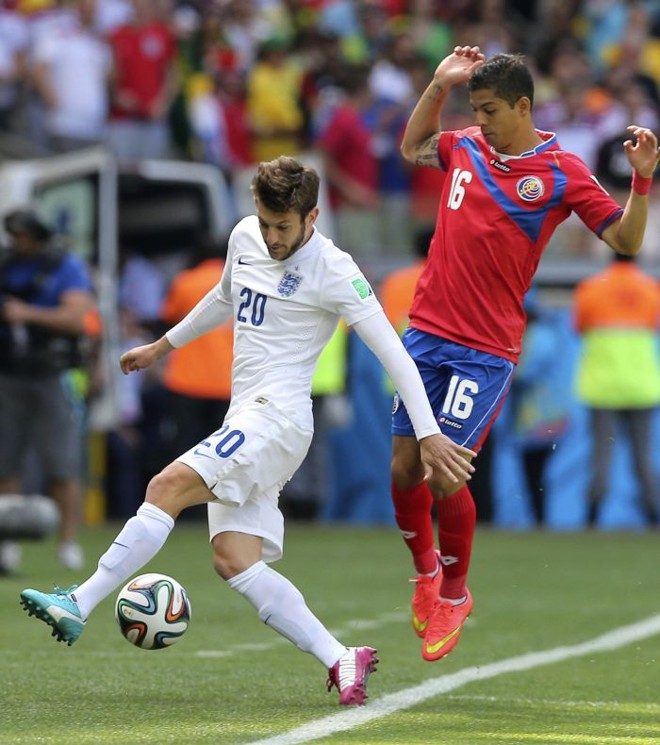 O inglês Adam Lallana (esq.) briga com o costarriquenho Cristian Gamboa pela posse de bola | 