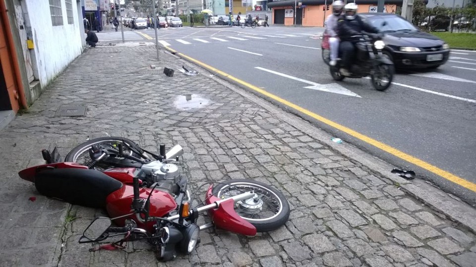 Acidente na esquina das ruas Mariano Torres e Visconde de Guarapuava, no Centro de Curitiba | Aniele Nascimento / Agência de Notícias Gazeta do Povo