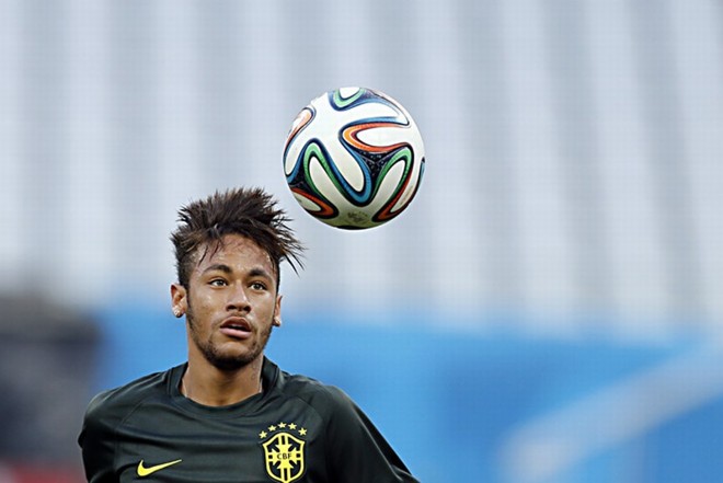 Neymar chamou a atenção no treino da seleção brasileira em que foi feito o reconhecimento do gramado do Itaquerão | 
