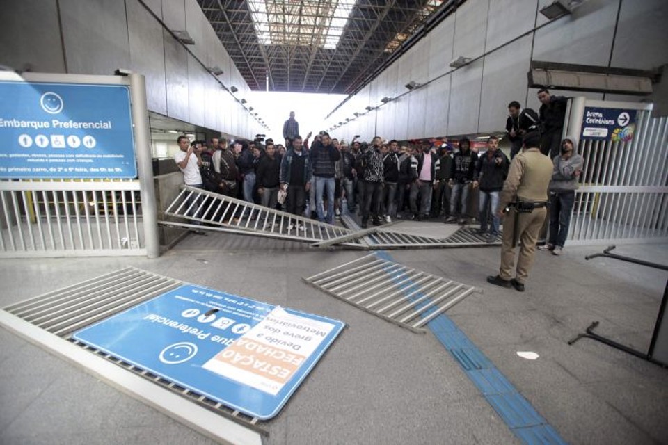Passageiros protestam contra a greve do metrô na estação de Itaquera | Reuters