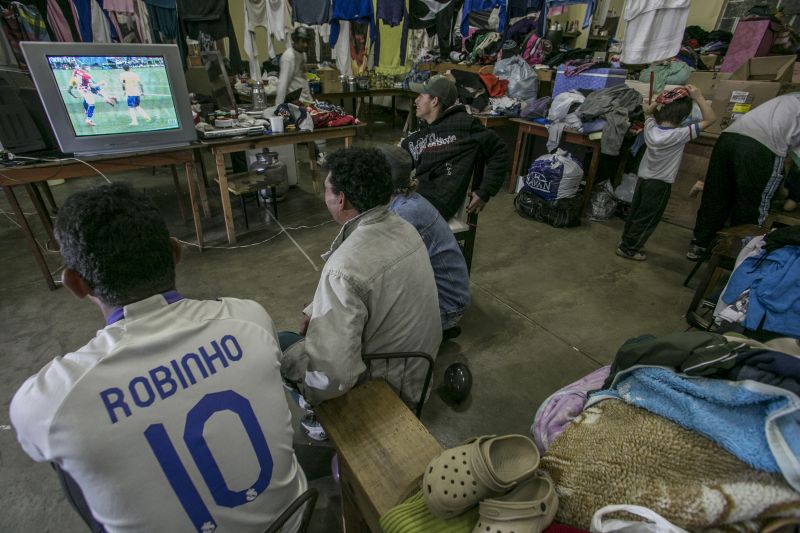 Abrigo improvisado em salão paroquial teve reunião de torcedores para ver o jogo da seleção | Marcelo Andrade/Gazeta do Povo