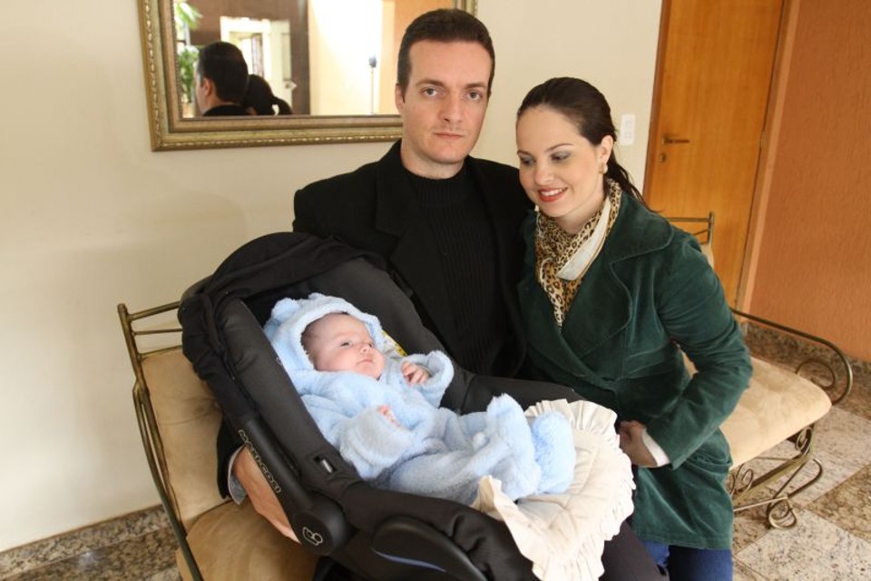 O bebê de Sabrina e Gustavo nasceu prematuro e só recebeu tratamento a tempo com uma ação judicial | Roberto Custódio/Jornal de Londrina