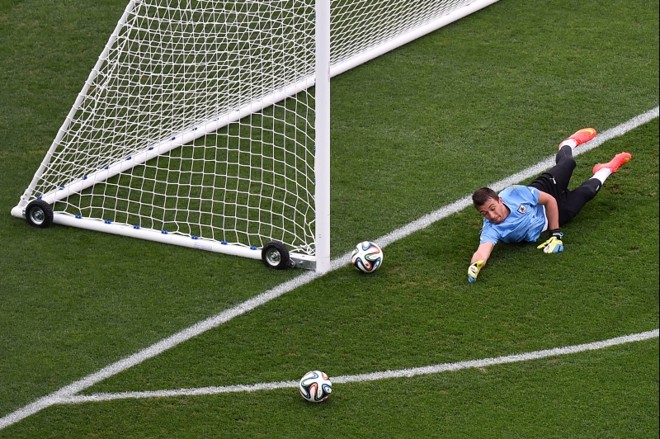 Uruguai precisará de um bom desempenho do goleiro Muslera para se manter vivo na competição | 