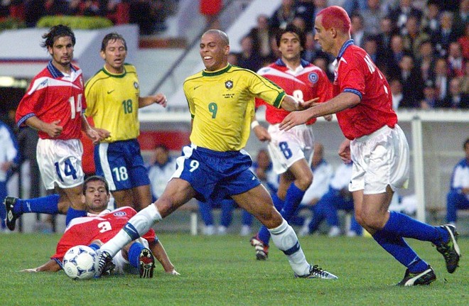 1998: Brasil 4 x 1 Chile.O jogo no Parc des Princes em Paris teve dois protagonistas, um esperado e outro surpreendente. César Sampaio, o surpreendente, fez os dois primeiros gols brasileiros na partida das oitavas de final. Ronaldo, que era esperado, fez o terceiro e o quarto do time comandado por Zagallo. Marcelo Salas, que fazia uma endiabrada dupla de ataque com Iván Zamorano, fez o gol de honra da Roja. | 
