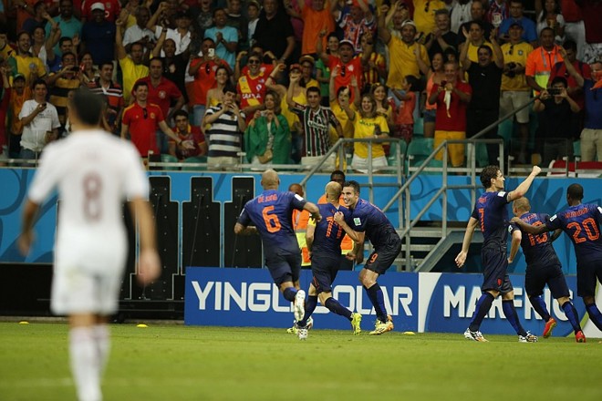 Quinto gol holandês é comemorado na Fonte Nova: goleada igualou a pior sofrida pela Espanha na história das Copas | 