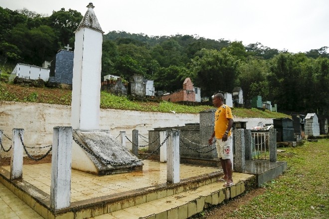 Túmulo de Garrincha é parada obrigatória para quem visita a cidade fluminense. | 