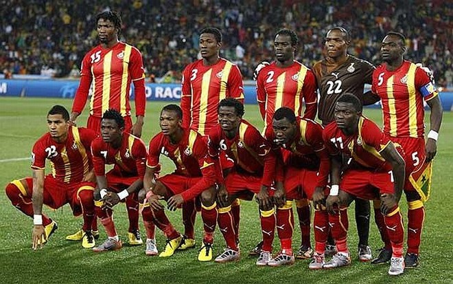 Gana  2010:A seleção de Gana de 2010 igualou Camarões de 1990 e Senegal de 2002 ao alcançar as quartas de final. Poderia ter ido mais longe se tivesse convertido o pênalti cobrado por Asamoah Gyan contra o Uruguai na prorrogação das quartas de final ou vencido a decisão por pênaltis que se sucedeu. Antes disso, tirou os Estados Unidos logo depois de uma dura classificação em uma chave com Alemanha e Sérvia. | 