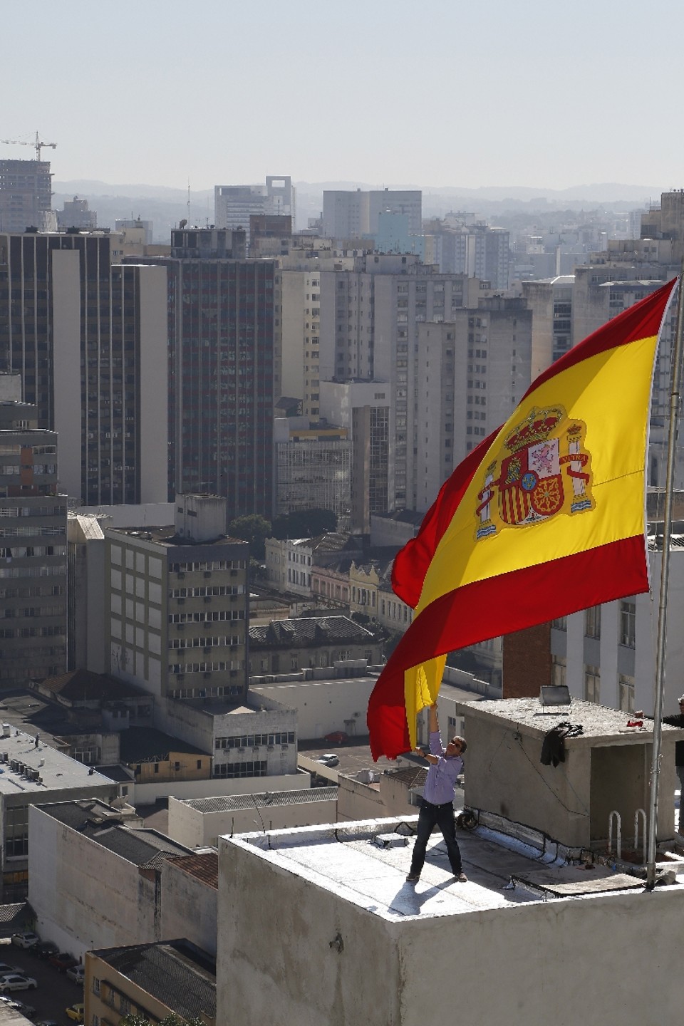 Ludimar Pocai é o responsável pelo bandeirão da Espanha em prédio na Lourenço Pinto | Henry Milleo/ Gazeta do Povo