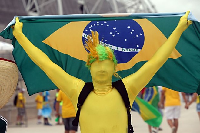 Torcedor chega ao estádio totalmente amarelo |