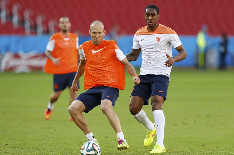Robben e Leroy Fer (à direita) em treino em Porto Alegre, nesta terça-feira (17) | Edgard Garrido/Reuters