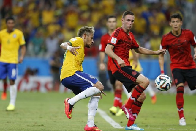 Neymar tenta jogada no campo de ataque |