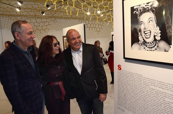 O secretário da Cultura, Paulino Viapiana (à esq.), a curadora Consuelo Cornelsen e o arquiteto Jayme Bernardo na abertura da exposição Tupi or not Tupi na manhã do último sábado no Museu Oscar Niemeyer, onde permanece até 21 de setembro | Kraw Penas