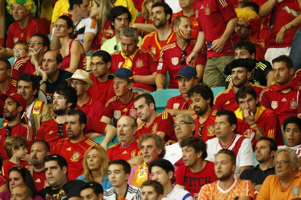 Torcida espanhola ficou decepcionada com o desempenho da seleção após a goleada para a Holanda, em Salvador | Hugo Harada / Gazeta do Povo