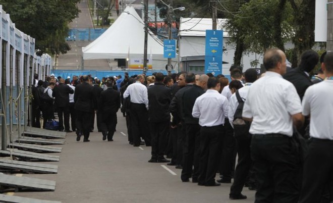 Fila de seguranças na entrada da Arena da Baixada nesta manhã de segunda (16). Estádio recebe seu primeiro jogo da Copa às 16 horas | 