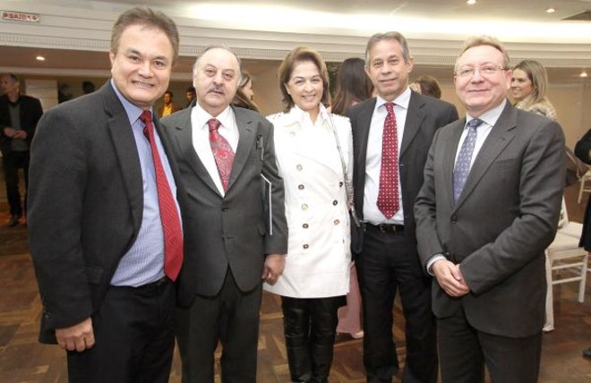 O médico e escritor Roberto Shinyashiki (à esq.) fez a palestra alusiva aos 67 anos do Tribunal de Contas do Estado, comemorados ontem com um café da manhã no Salão Azul do Clube Curitibano. Com ele na foto, o conselheiro-presidente Artagão de Mattos Leão e sua mulher, Cleri, Angelo Bizineli e Luiz Bernardo Dias Costa (ambos à dir.), diretores do TCE |