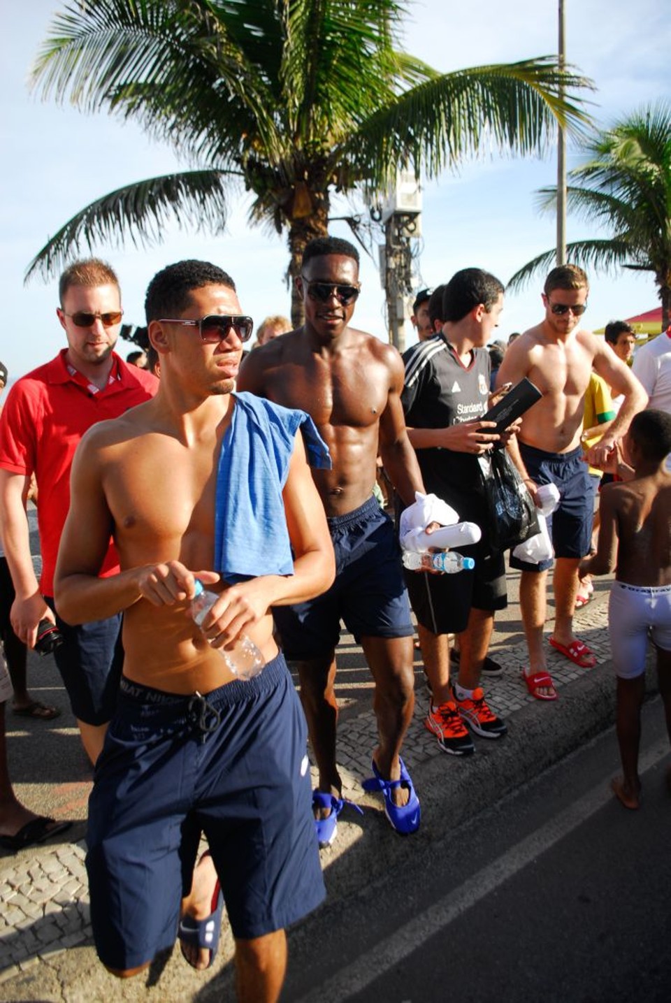 Jogadores da Inglaterra foram abordados por torcedores na praia no Rio | Luiz Gomes / Folhapress