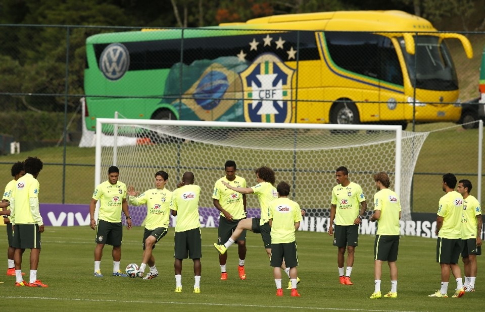 Ônibus da seleção estrategicamente estacionado atrás do gol na Granja Comary: a Volkswagen agradece | Hugo Harada/ Gazeta do Povo