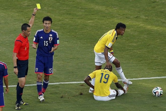 Yasuyuki Konno recebe cartão amarelo do árbitro português Pedro Proença |