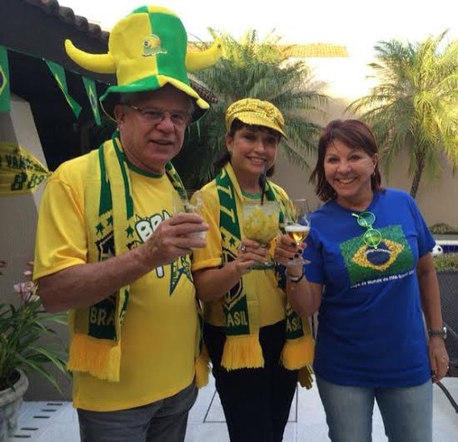 Verinha Guimarães, de azul, com Paulo Lemos e Zilda Fraletti, reuniu amigos, terça-feira em seu address, em tempo de torcida canarinho | 
