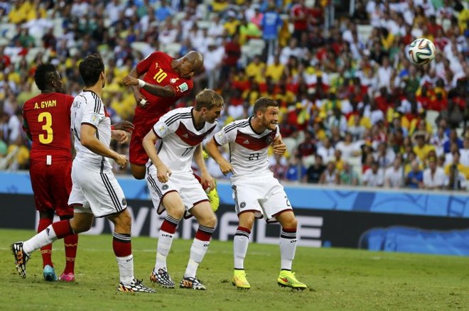 Andre Ayew sobe para disputar bola com alemães |