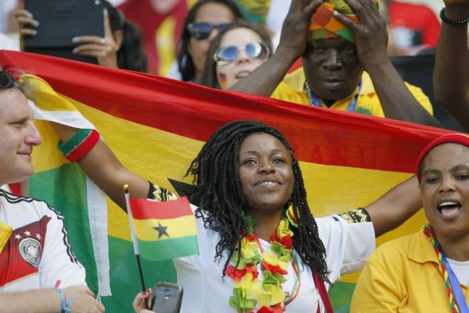 Torcedora de Gana se abraça com bandeira do país |
