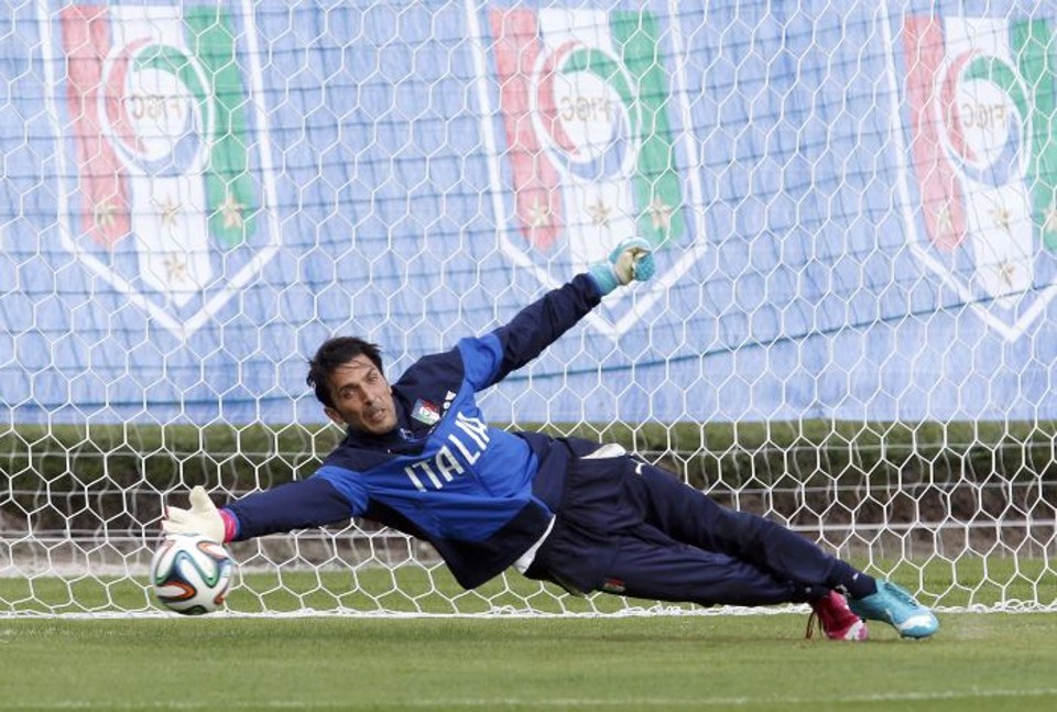 Buffon. goleiro da Itália, torceu tornozelo durante reconhecimento do gramado da Arena Amazônia | Reuters
