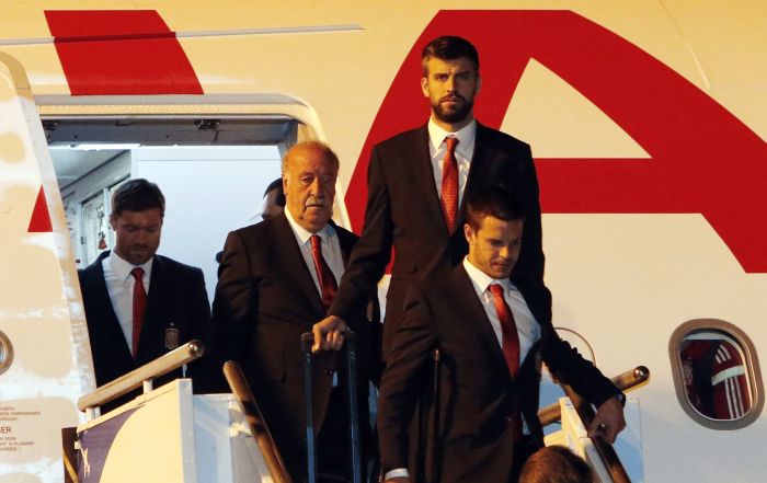 Xabi Alonso, o técnico Vicente del Bosque, Piqué e Azpilicueta no desembarque da Espanha em Curitiba | Rodolfo Bührer / Reuters