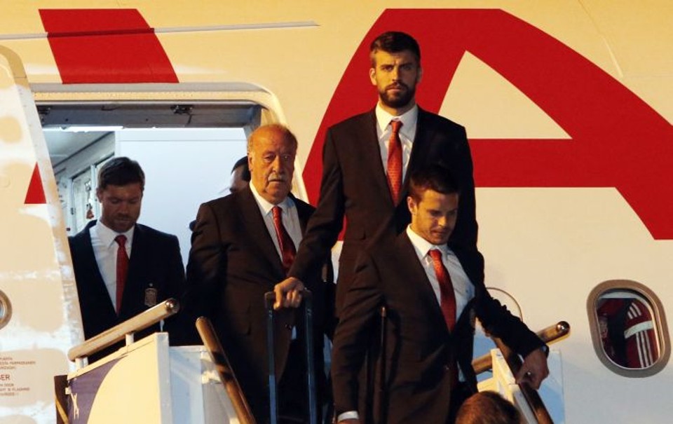 Xabi Alonso, o técnico Vicente del Bosque, Piqué e Azpilicueta no desembarque da Espanha em Curitiba | Rodolfo Bührer / Reuters