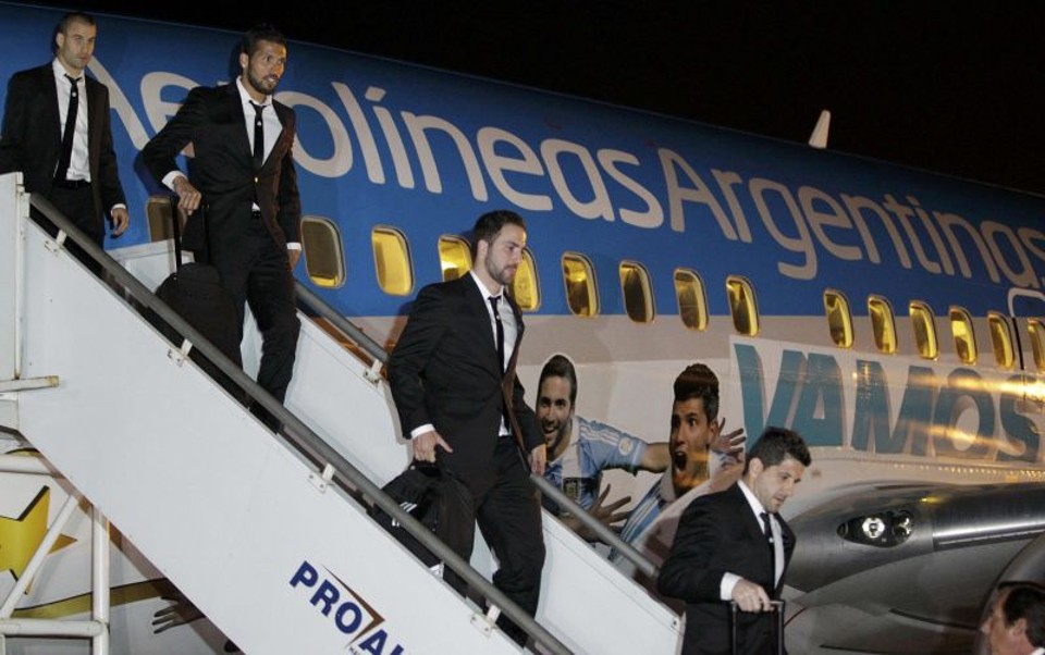 Aclamados em Buenos Aires, argentinos chegam discretos a BH Seleção argentina ficará concentrada em Belo Horizonte | Washington Alves / Reuters