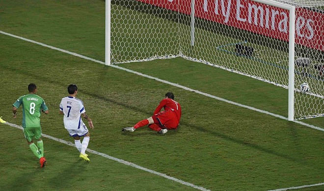 Peter Odemwingie chuta e vence Begovic para dar a vitória à Nigéria |