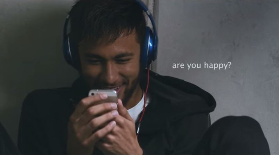 Vídeo publicitário da Beats no YouTube mostra jogadores como Neymar, Robin van Persie e "Chicharito" usando os fones da marca. | Reprodução/YouTube.