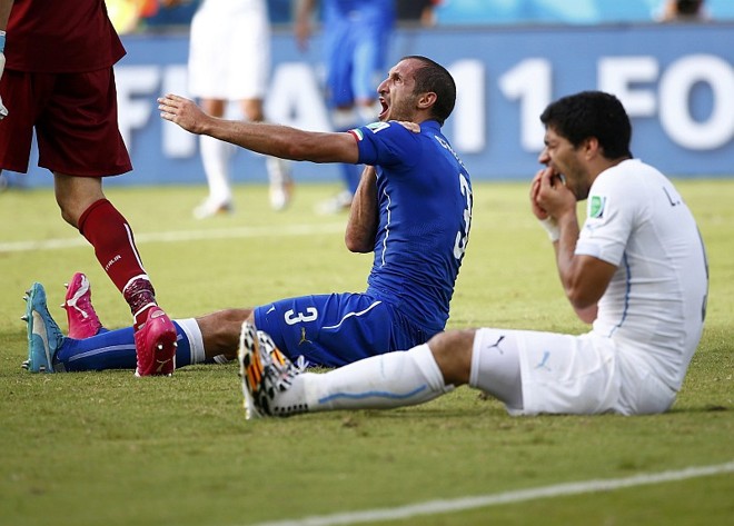 Chiellini reclama mordida de Suárez | Reuters